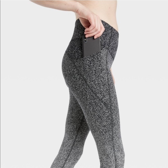 All in motion Contour High-Waisted 7/8 Leggings - Picture 6 of 11